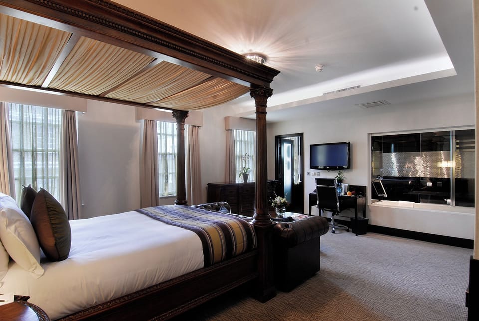 Wow Suite | In-room safe, desk, soundproofing, iron/ironing board