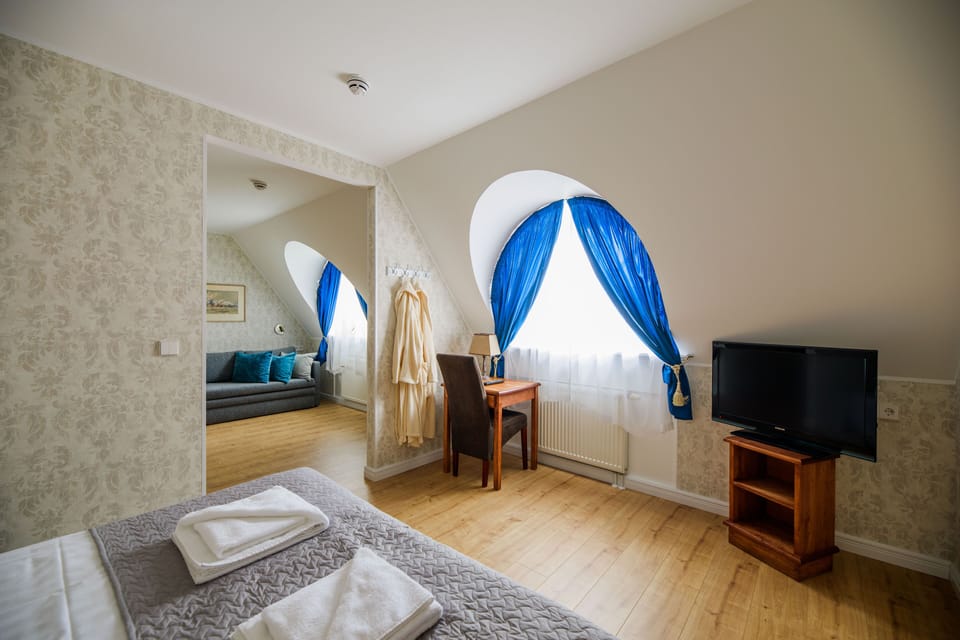 Deluxe Room | Individually furnished, blackout drapes, iron/ironing board, free WiFi