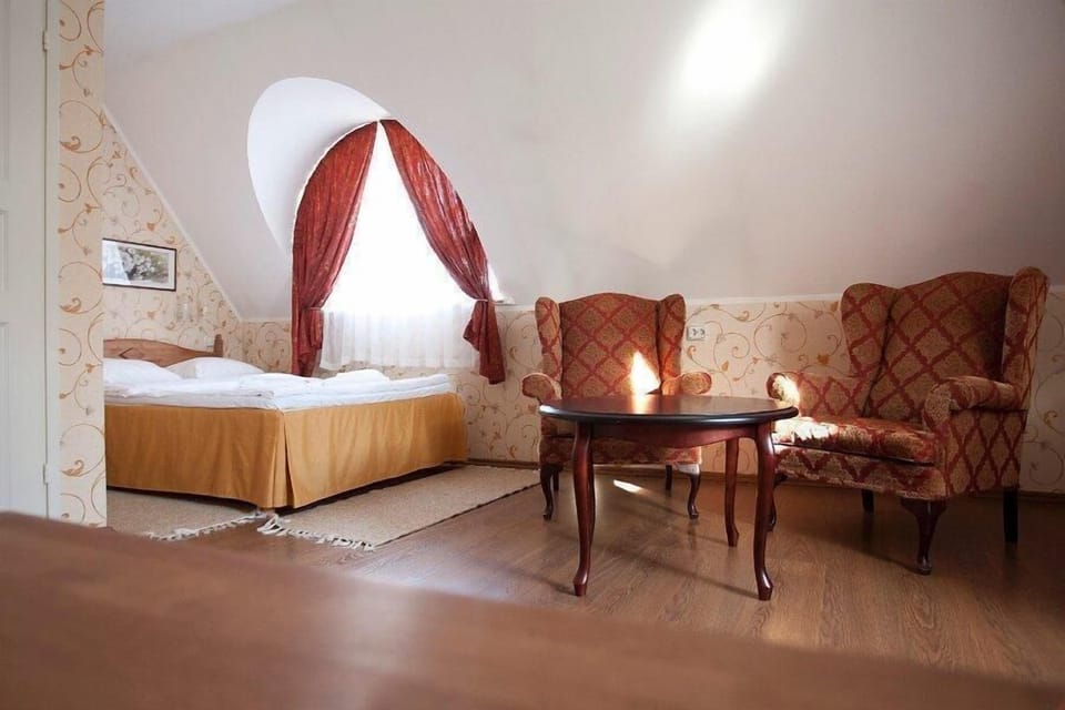 Individually furnished, blackout drapes, iron/ironing board, free WiFi