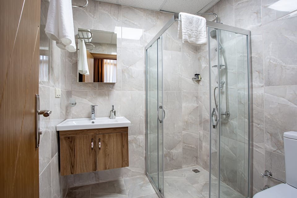 Shower, hydromassage showerhead, free toiletries, hair dryer