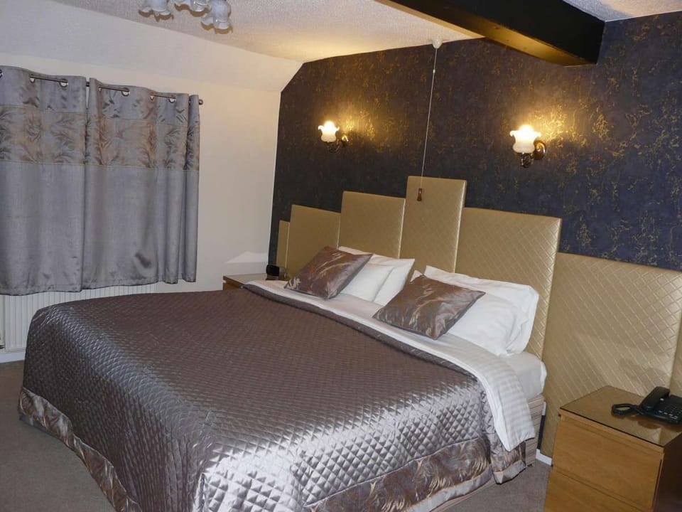 Twin Room, Private Bathroom | In-room safe, blackout drapes, soundproofing, iron/ironing board