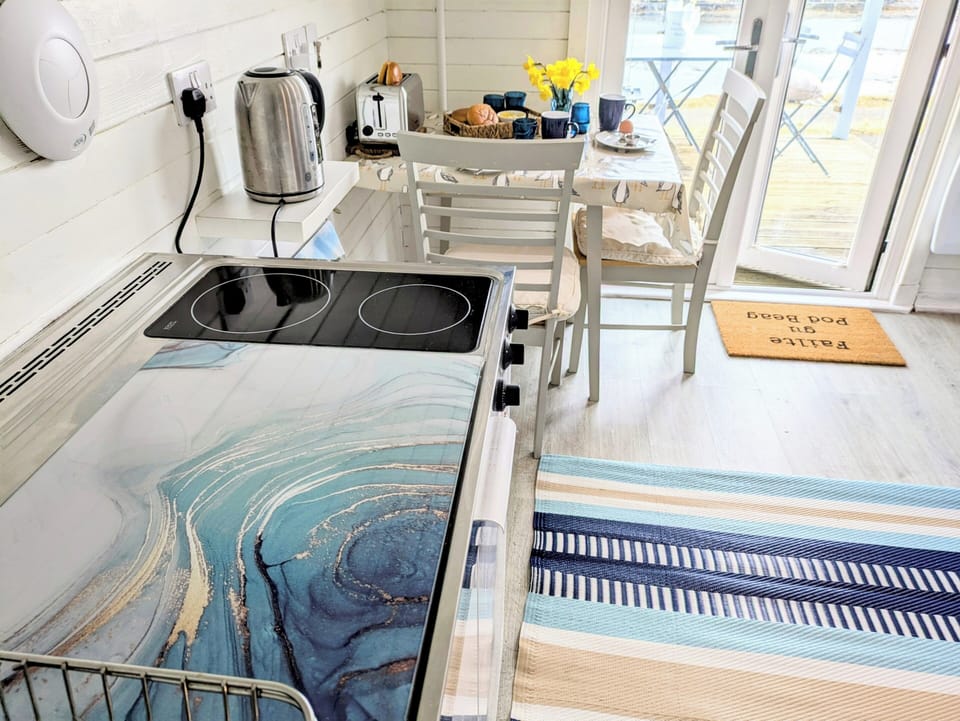 Chalet | Private kitchen | Fridge, microwave, stovetop, electric kettle