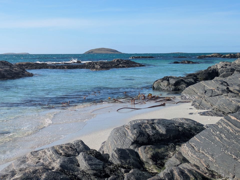 Pod Beag Beside the Sea, Isle of Eriskay Cabin in Scotland
