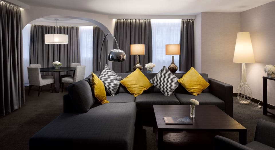 Suite (Royal) | Premium bedding, in-room safe, desk, laptop workspace