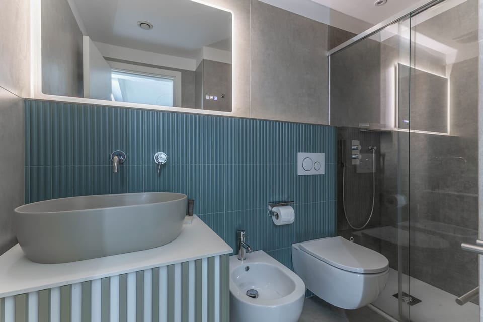 Economy Double Room | Bathroom | Shower, hair dryer, bidet, towels