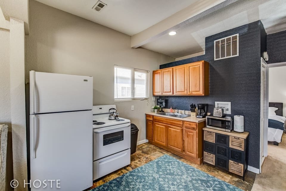Apartment (1 Bedroom) | Private kitchen | Full-size fridge, oven, coffee/tea maker, toaster