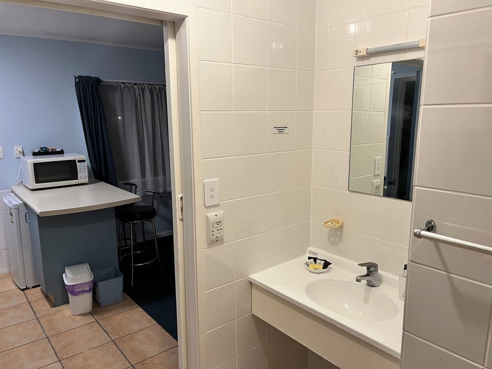 Large Studio Apartment | Bathroom | Shower, free toiletries, hair dryer, towels