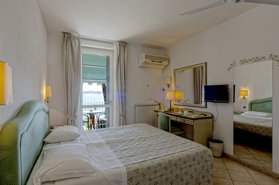 Standard Double or Twin Room, Lake View | Minibar, in-room safe, desk, soundproofing