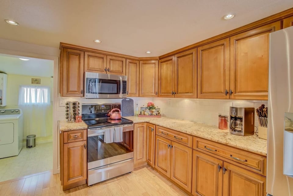 House (3 Bedrooms) | Private kitchen | Full-size fridge, oven, coffee/tea maker, toaster