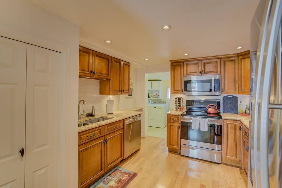 House (3 Bedrooms) | Private kitchen | Full-size fridge, oven, coffee/tea maker, toaster