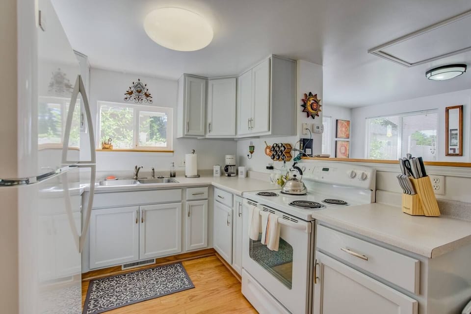 Villa (1 Bedroom) | Private kitchen | Full-size fridge, oven, coffee/tea maker, toaster