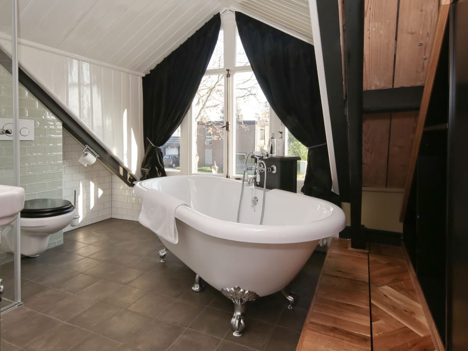 Comfort Double Room (Cozy Room) | Deep soaking bathtub