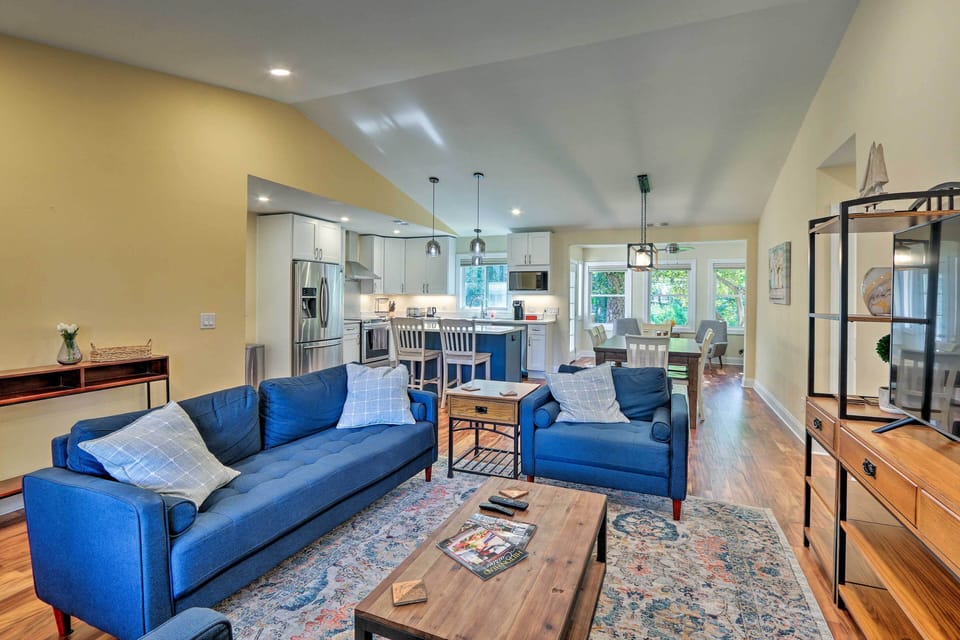 Living Room | Free WiFi | Central A/C & Heat