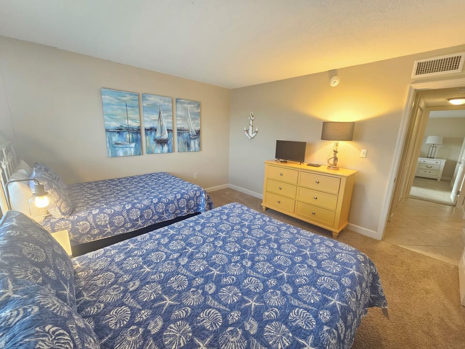 Guest Bedroom (North)