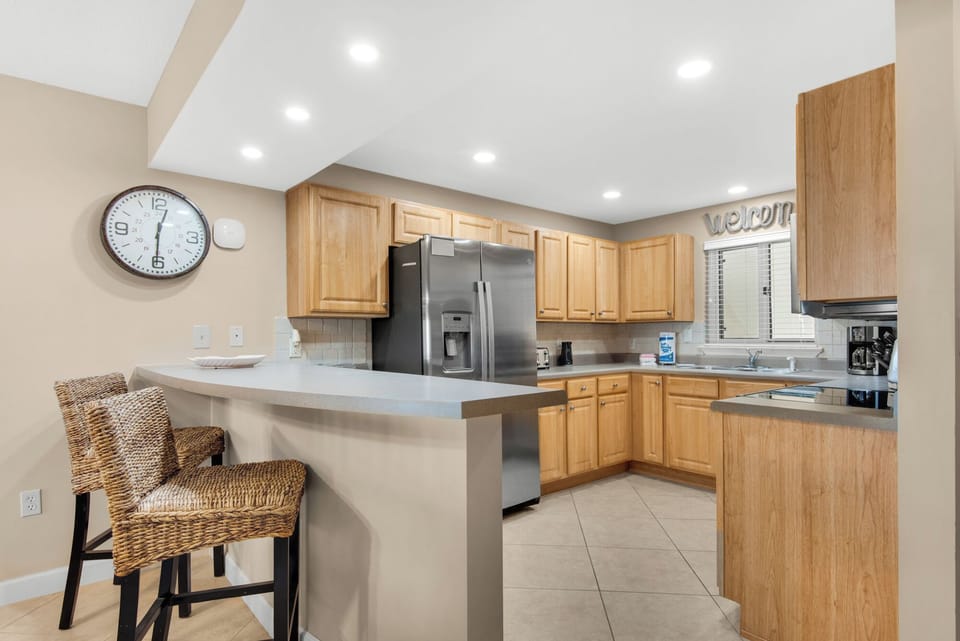 Breakfast Bar w/Kitchen