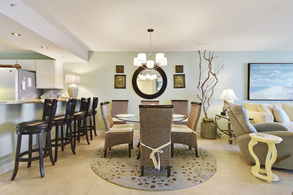 Dining Area w/ Breakfast Bar