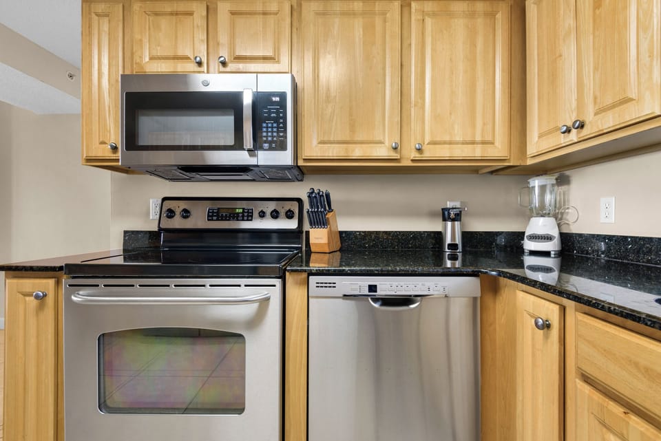 Kitchen w/Granite Countertops