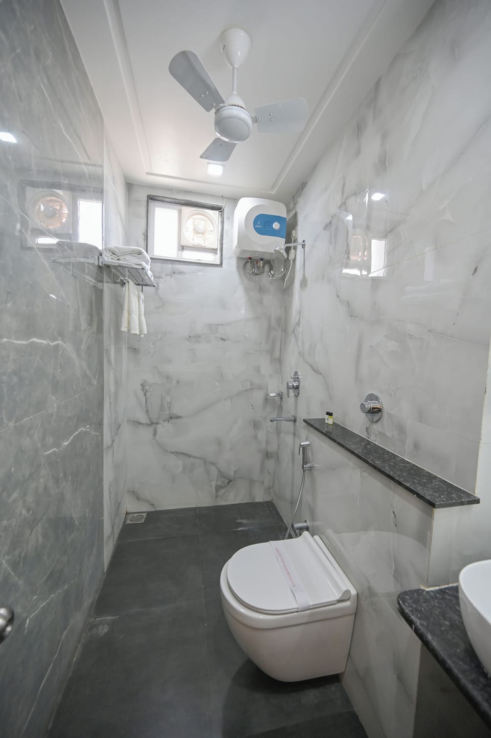Executive Twin Room, 2 Twin Beds | Bathroom | Shower, slippers, towels