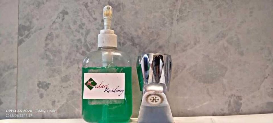 Executive Room | Bathroom | Shower, rainfall showerhead, free toiletries, towels