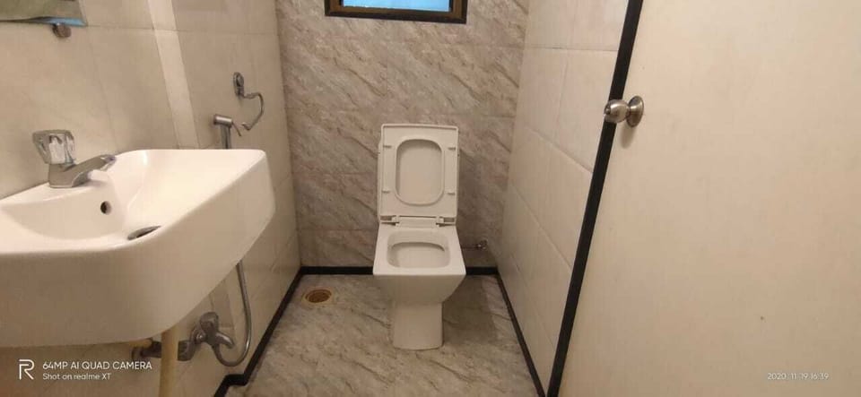 Shower, rainfall showerhead, free toiletries, towels