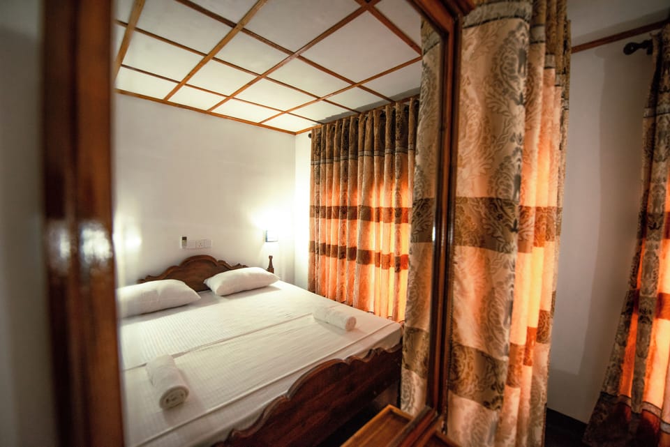 Deluxe Double Room | Desk, iron/ironing board, free WiFi, bed sheets