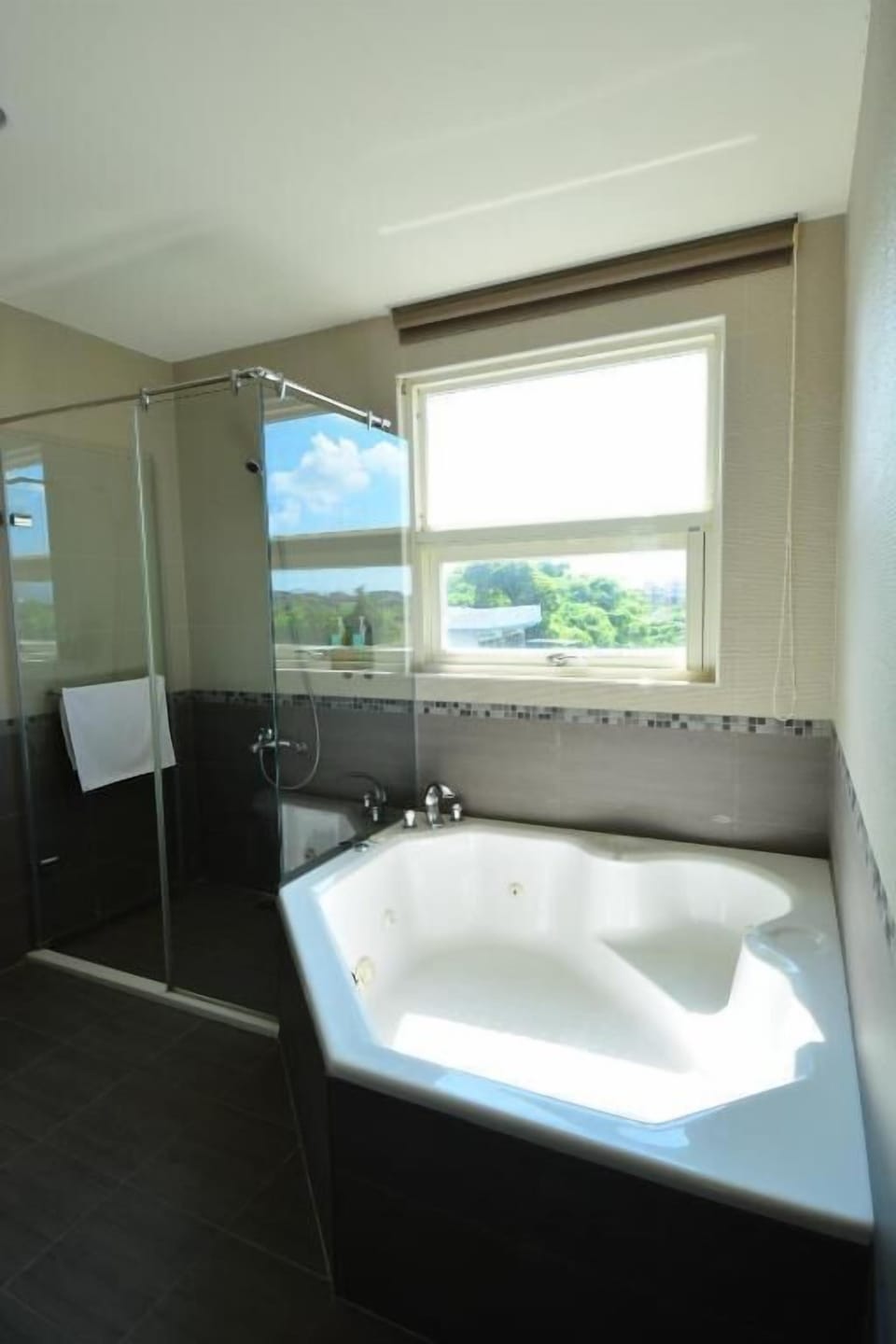 Quadruple Room | Bathroom | Free toiletries, hair dryer, slippers, towels