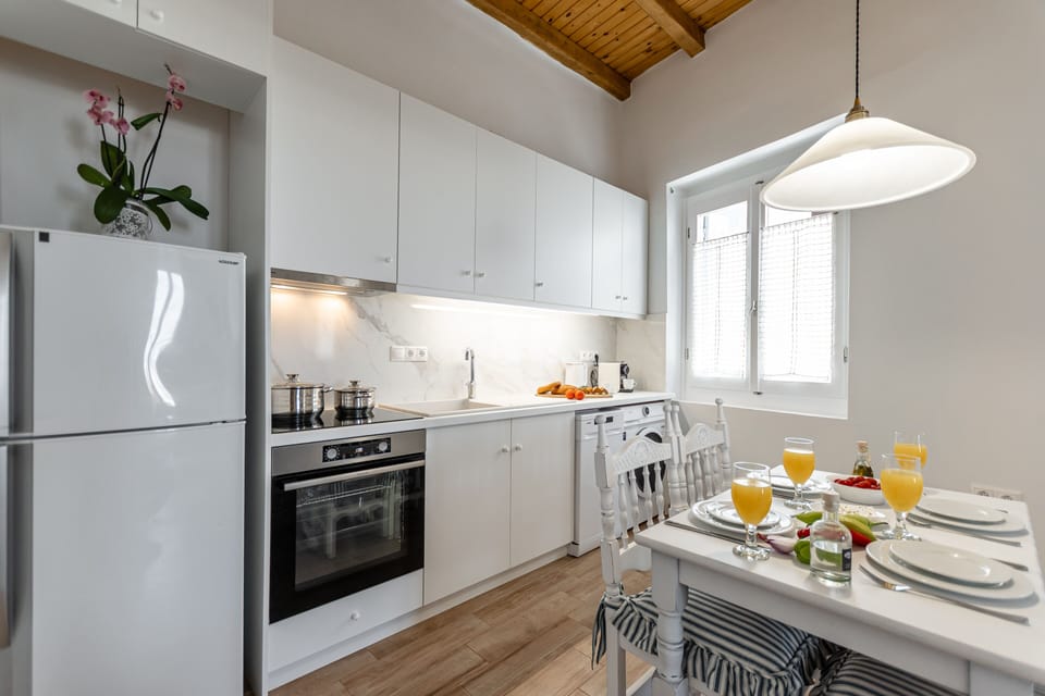 V.S. lll Suita 3 | Private kitchen | Full-size fridge, espresso maker, coffee/tea maker, electric kettle