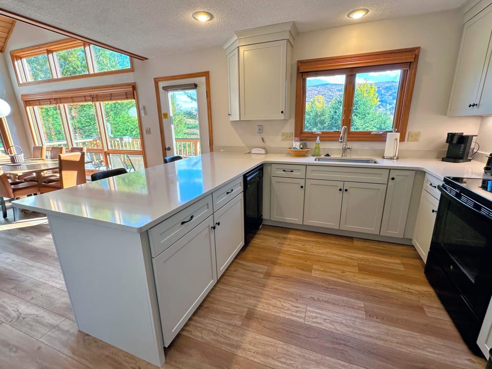 Whether making a quick breakfast or a holiday dinner, this kitchen covers you.