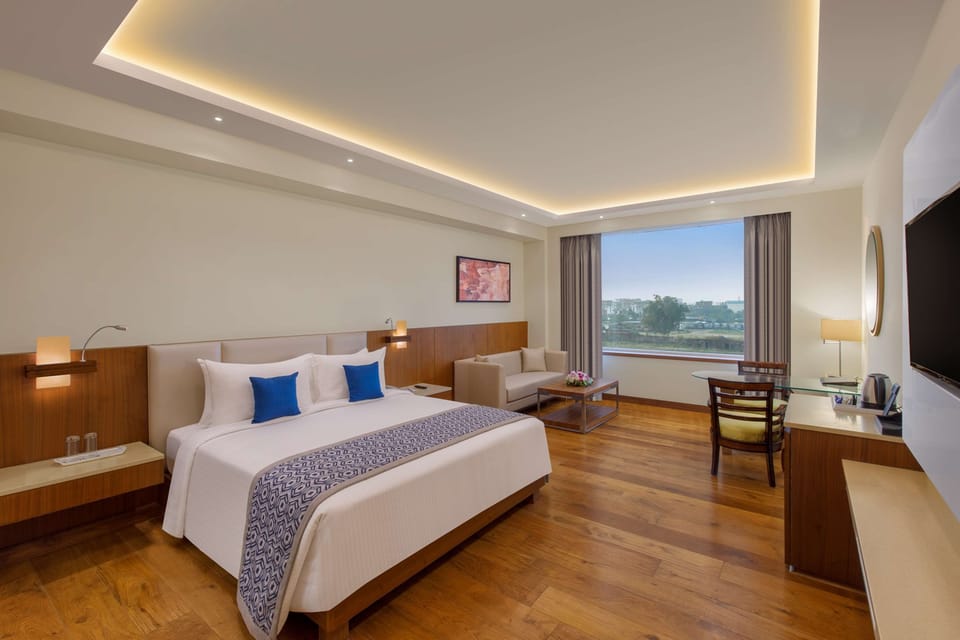 Superior Room, 1 King Bed | Egyptian cotton sheets, premium bedding, minibar, in-room safe