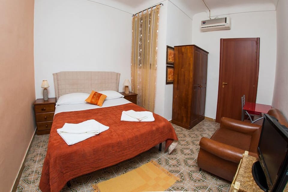 Double Room | Desk, free cribs/infant beds, free WiFi, bed sheets
