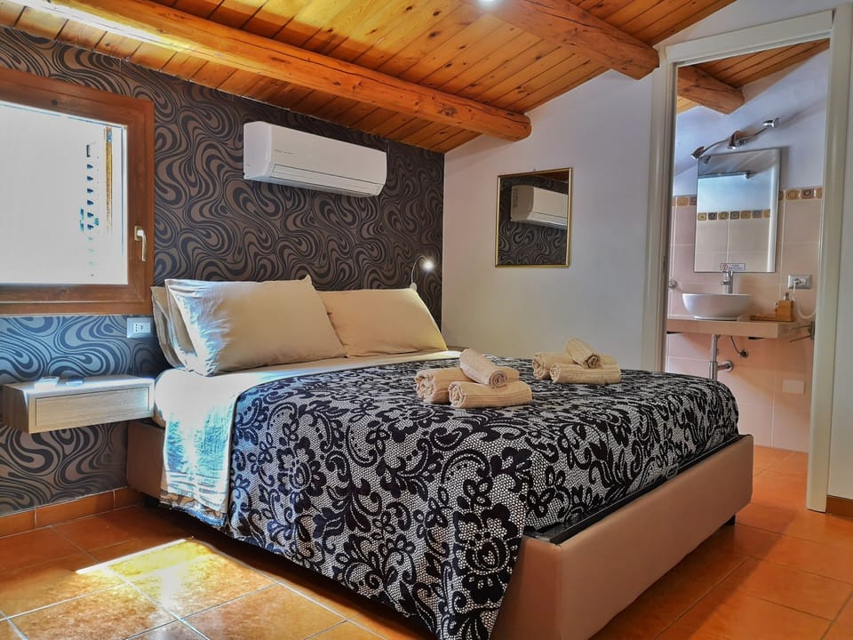 Standard Double Room | Minibar, free cribs/infant beds, free WiFi, bed sheets