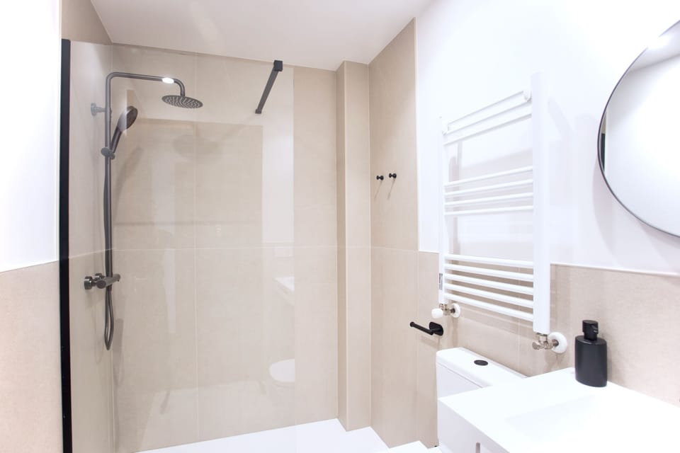 Superior Double Room, Sea View | Bathroom | Shower, rainfall showerhead, free toiletries, hair dryer