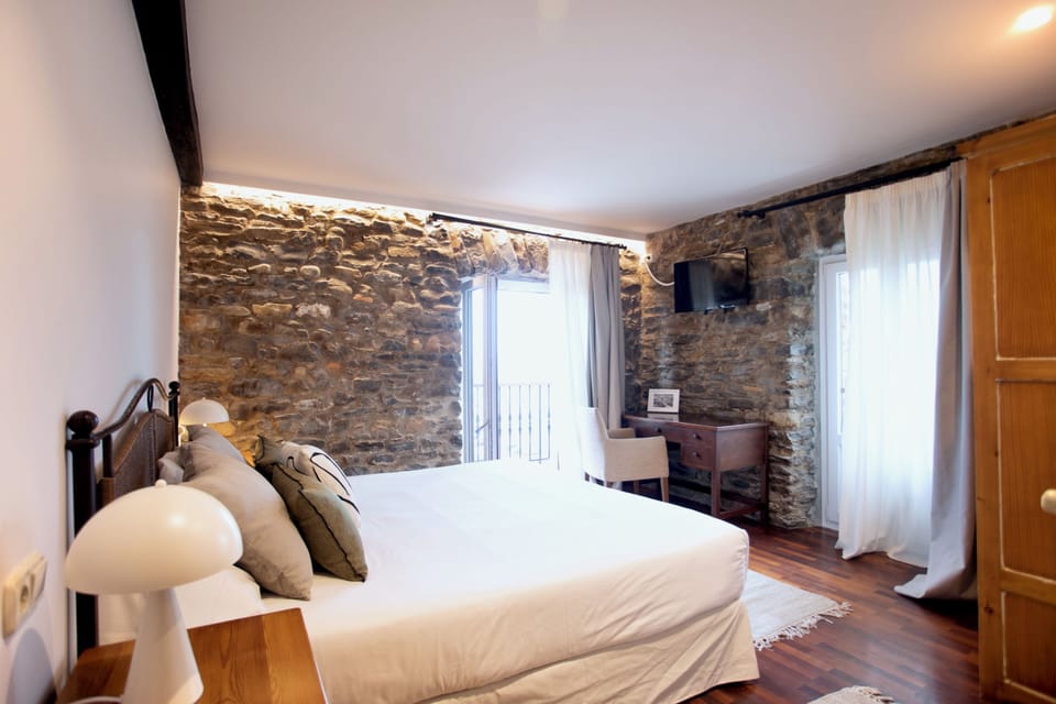 Double Room, Sea View | Desk, free WiFi, bed sheets