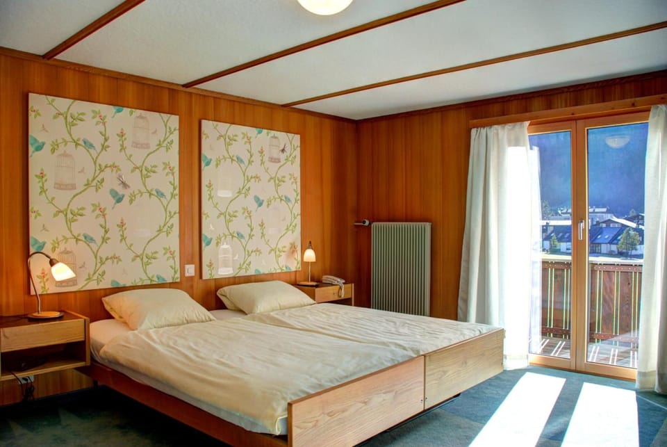 Hypo-allergenic bedding, down comforters, in-room safe