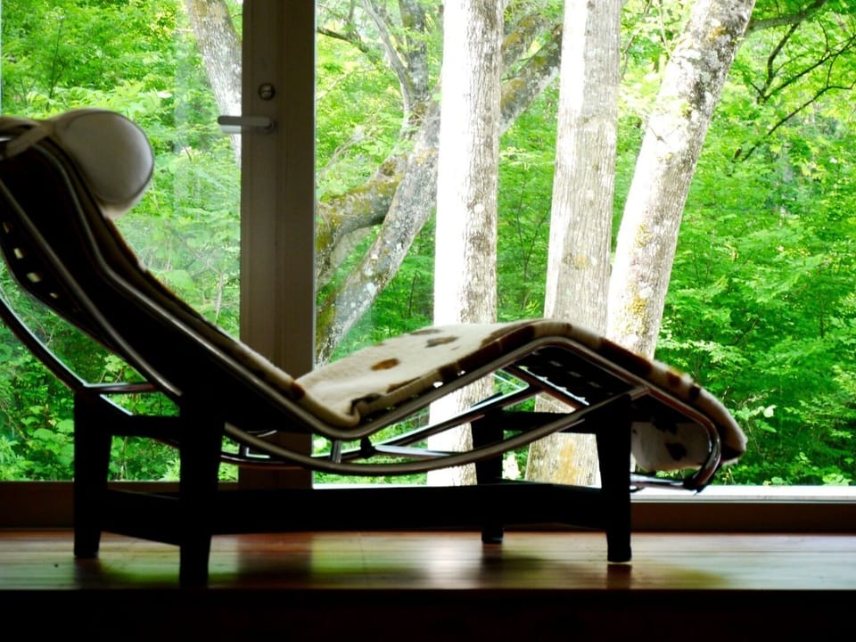 Spend a relaxing time in front of the large window of the atelier space
