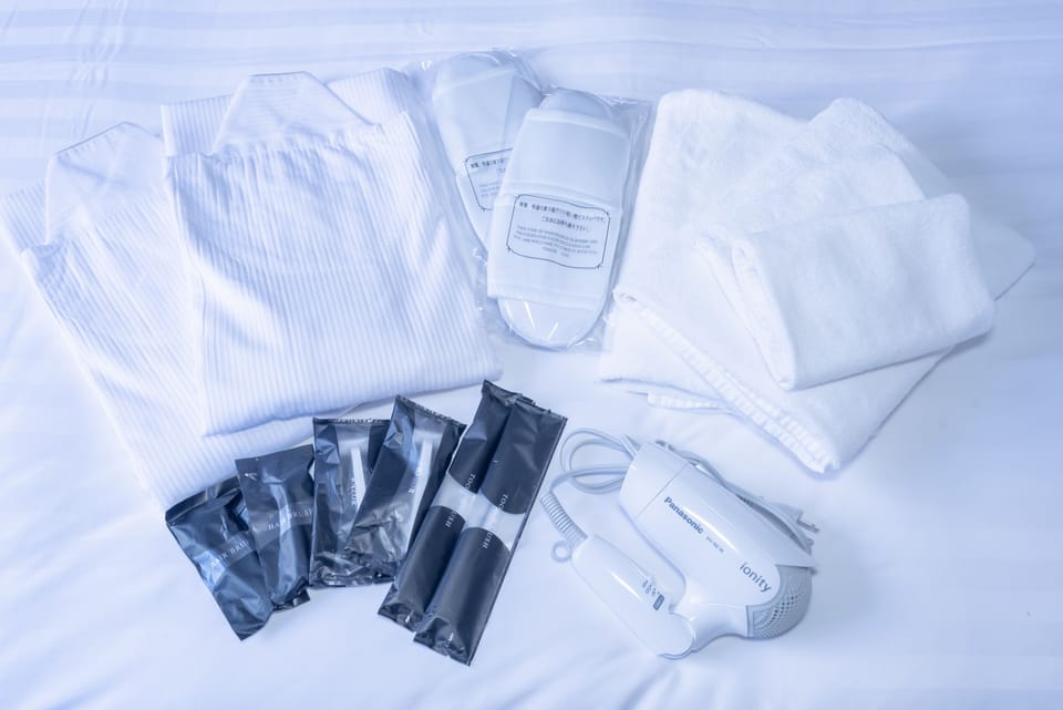 Combined shower/tub, deep soaking tub, free toiletries, hair dryer