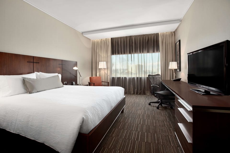 King evolution room | Hypo-allergenic bedding, in-room safe, desk, soundproofing
