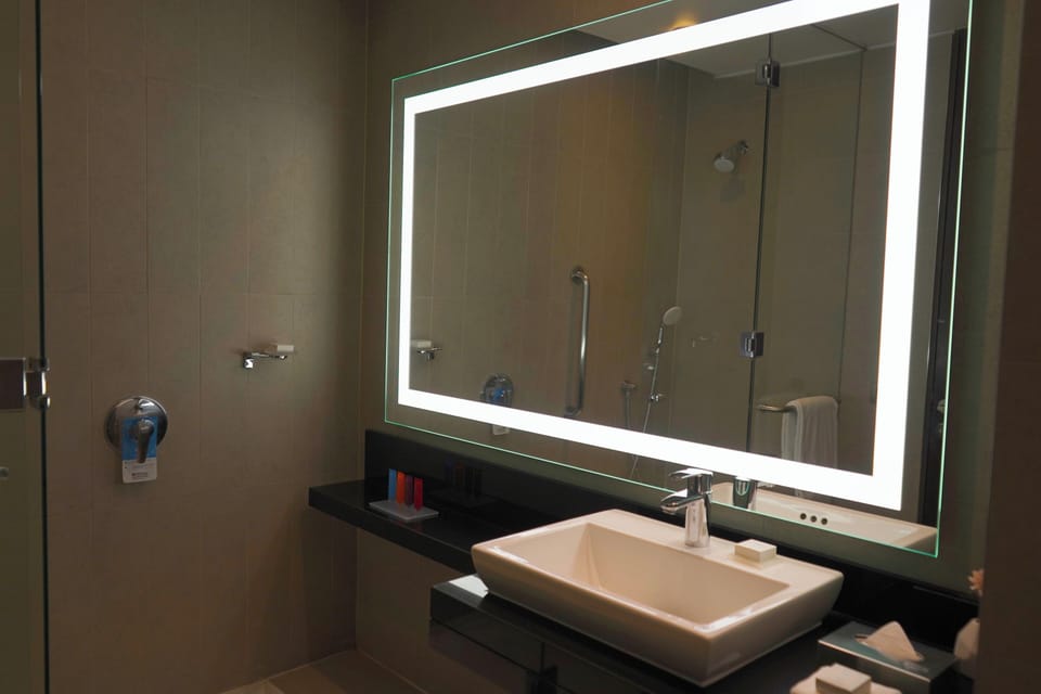 Two double beds evolution room | Bathroom | Rainfall showerhead, free toiletries, hair dryer, towels