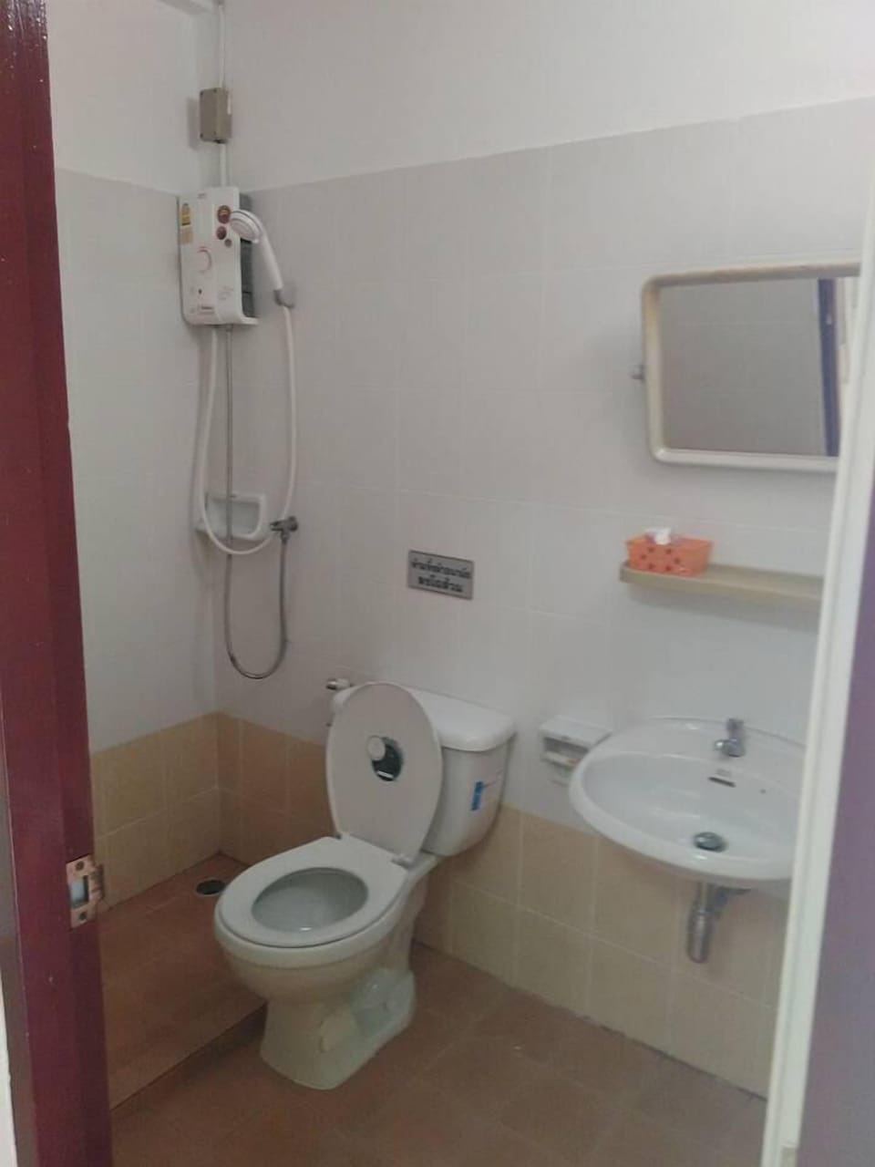 Shower, rainfall showerhead, free toiletries, hair dryer