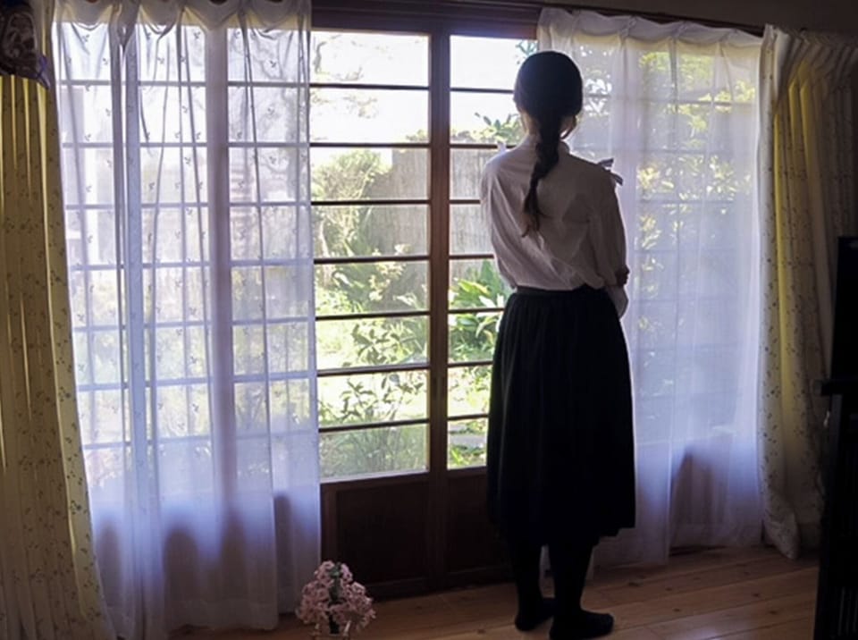 ・ Sunlight comes in through a large window