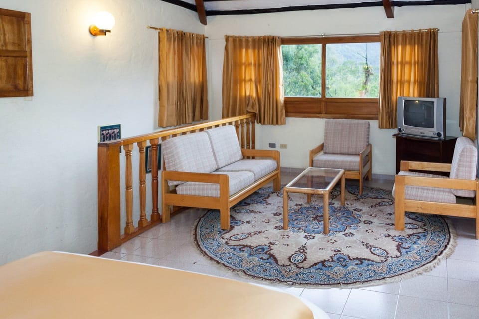 Family Room | Living area | 32-inch flat-screen TV with cable channels, TV