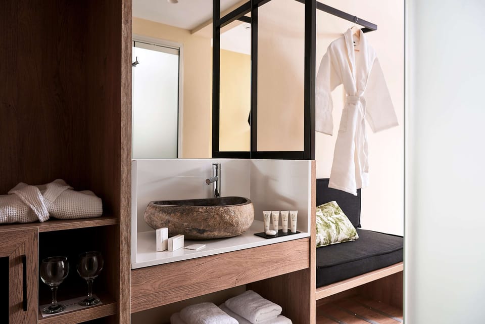 In-room safe, soundproofing, iron/ironing board, free WiFi