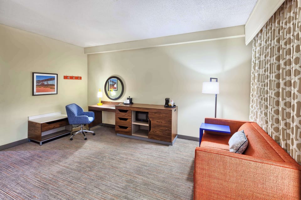 Standard Room, Non Smoking | Premium bedding, in-room safe, desk, iron/ironing board