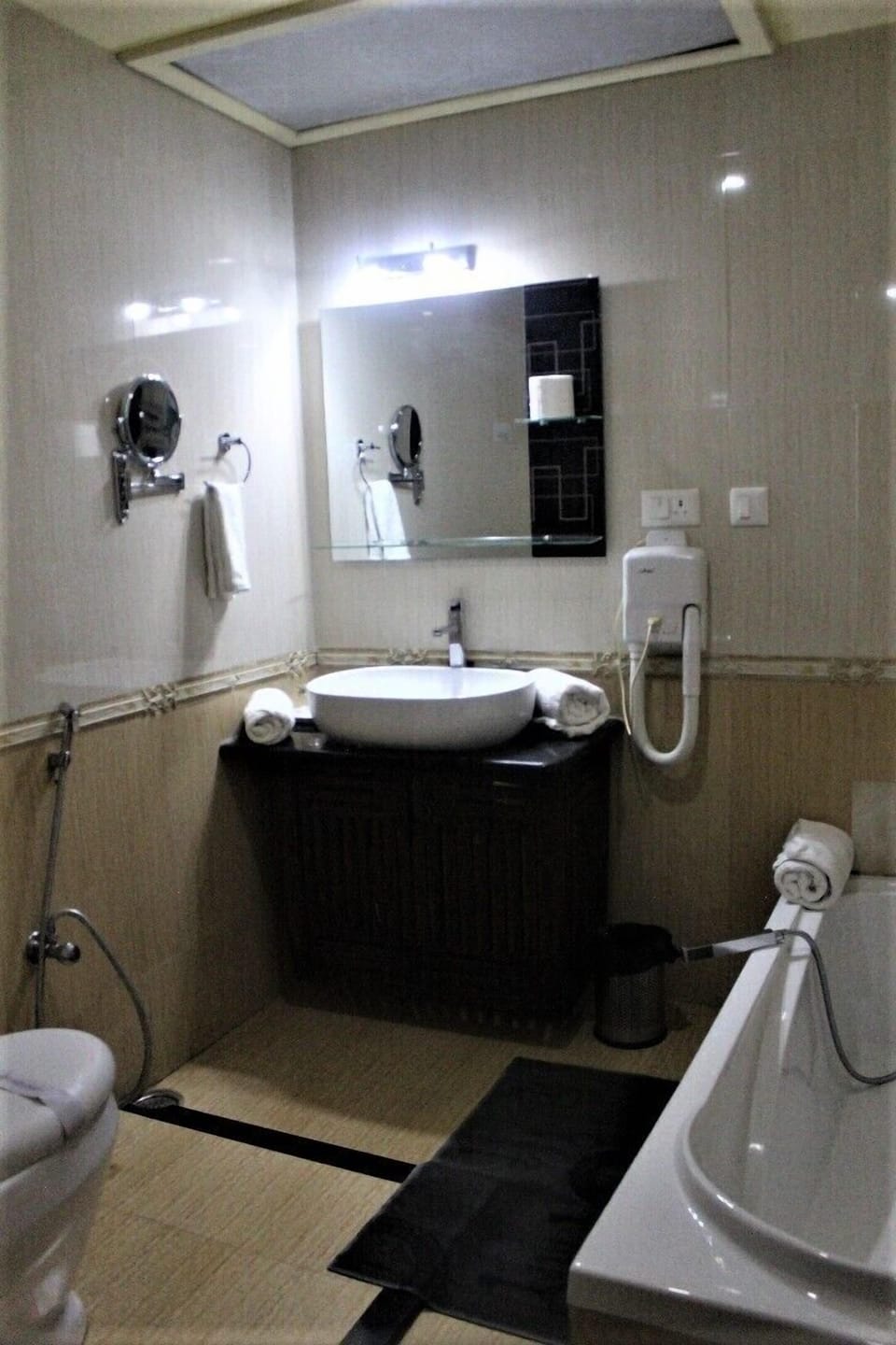 Deluxe Room | Bathroom | Bathtub, hair dryer, bathrobes, towels
