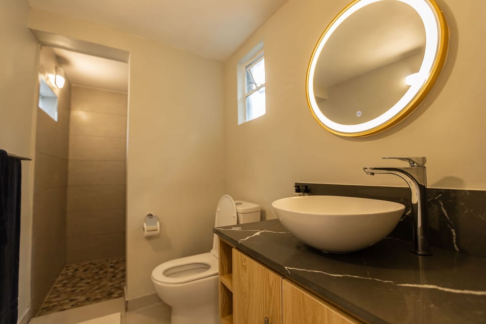Shower, rainfall showerhead, free toiletries, hair dryer