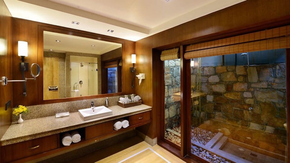Luxury Cottage with Sit-out | Bathroom | Shower, designer toiletries, hair dryer, bathrobes