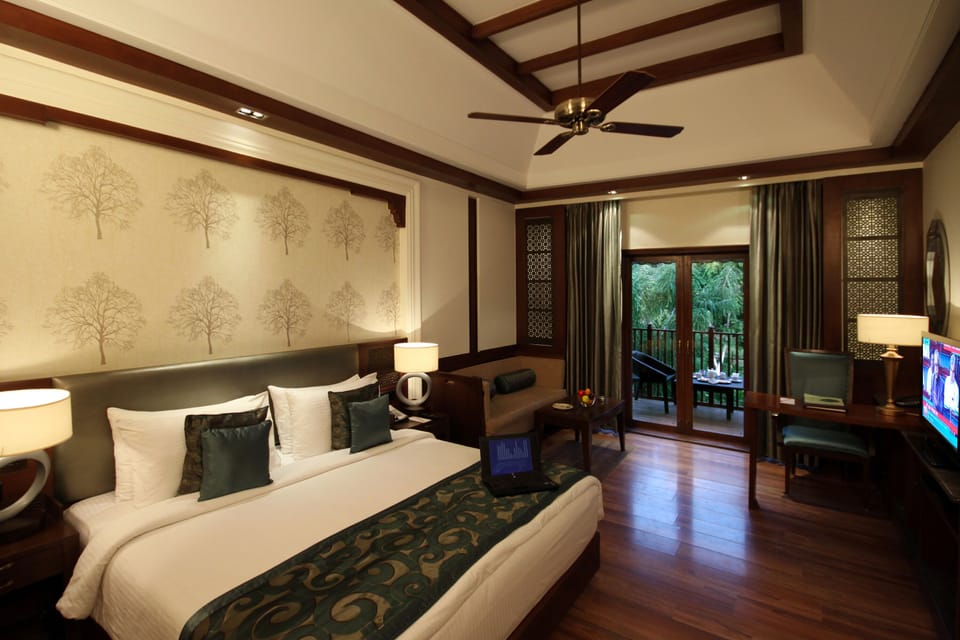 Luxury cottage with balcony | Minibar, in-room safe, desk, blackout drapes