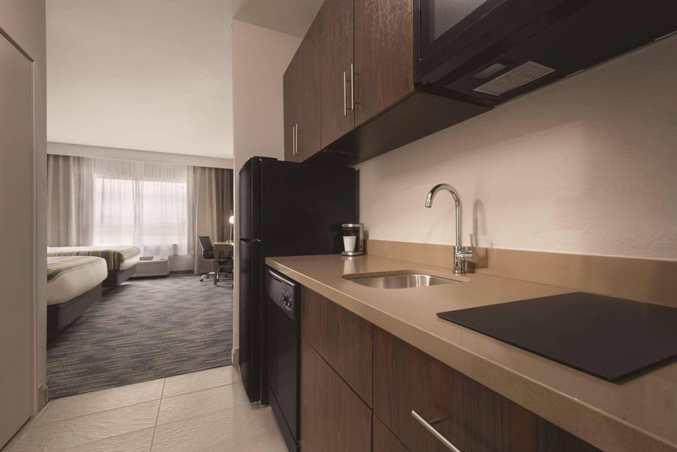 Room, 1 King Bed | Bathroom | Free toiletries, hair dryer, towels