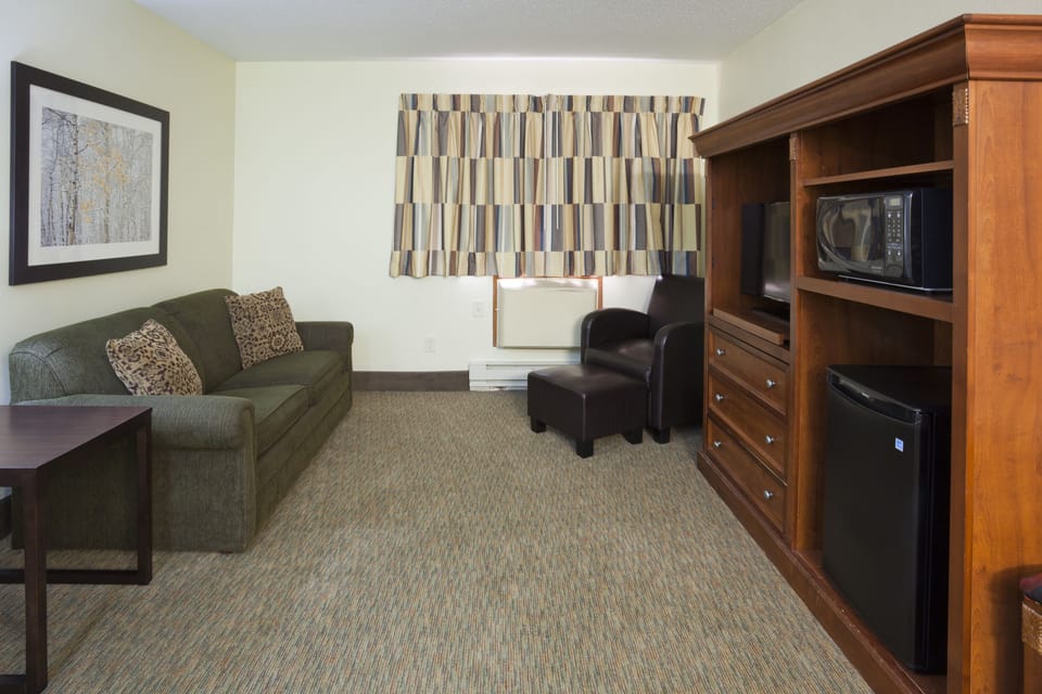 Superior Suite, 1 King Bed (KING JUNIOR SUITE) | In-room safe, desk, laptop workspace, blackout drapes