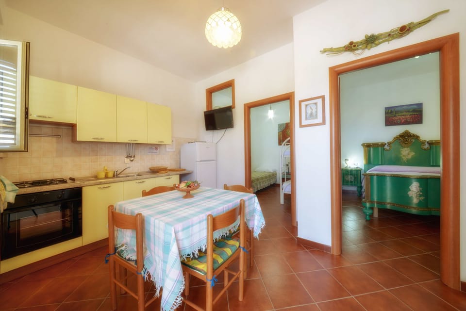 Standard Double Room, 1 Bedroom | Private kitchenette | Fridge